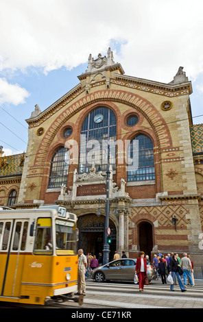 Esterno del Mercato Centrale (Vasarcsarnok), Budapest, Ungheria. Foto Stock