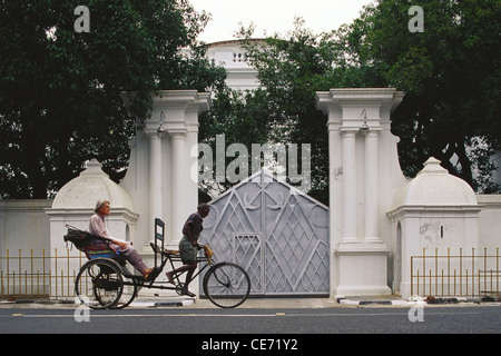 AAD 84300 : risciò ciclo nella parte anteriore della vecchia casa ; pondicherry il territorio dell' Unione ; India Foto Stock