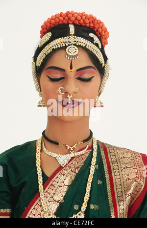 RMM 84216 : le donne indiane in Bharatnatyam classico Abito danzatrice meditando gli occhi chiusi India mostrando la pace emozione signor#575 Foto Stock