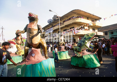 Parata di dinosauro e rana galleggianti ; festival di Carnevale ; Carnevale ; Intruz ; Entrado ; Carnevale di Viva ; Mardi Gras ; Panjim ; Goa ; India ; Asia Foto Stock