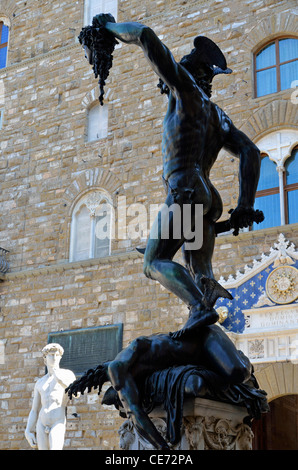 Benvenuto Cellini della statua di Perseo tenendo la testa di Medusa sulla Piazza Signoria da Palazzo Vecchio, Firenze, Toscana, Italia Foto Stock