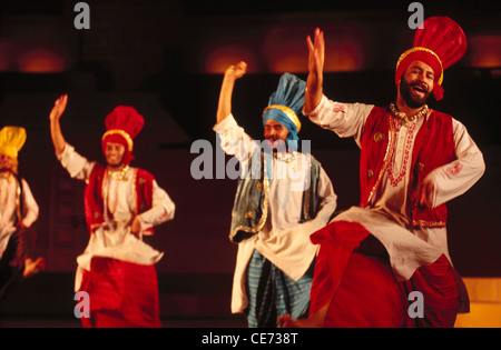 Indian Punjabi folk dance Bhangra Punjab India Foto Stock