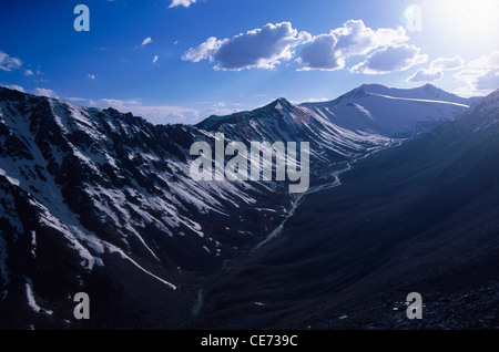 Vista sulla valle dal passo di khardungla ; leh ; ladakh ; Jammu e Kashmir ; india ; asia Foto Stock