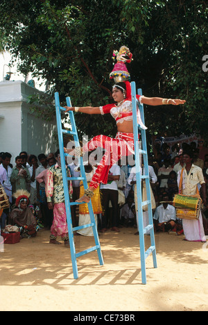 Karakattam ; antica danza popolare del Tamil Nadu ; Aatta Karakam ; pentole danzanti in scala ; madurai ; tamil nadu ; India ; asia Foto Stock