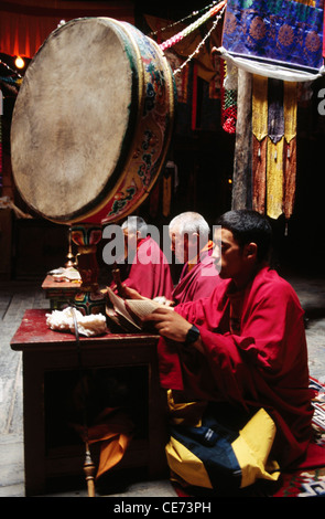 La NMB 82730 : i monaci buddisti pregano nel palazzo di shey monastero ; ladakh ; Jammu e Kashmir ; india Foto Stock