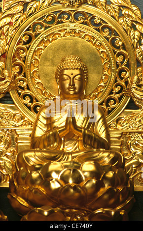 Statua d'oro del Buddha in posizione namaste seduta su fiore di loto alla gompa a shanti stupa a leh ; ladakh ; Jammu e Kashmir ; india ; asia Foto Stock