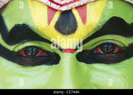MGM 84459 : dipinta occhi close up Kathakali uomo ballerina classica dell'India Modello di Rilascio numero 306 Foto Stock