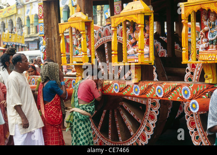 DBA 82863 : le donne indiane pregando idoli sulle ruote del carro per Rath yatra Rathyatra festival auto puri orissa india Foto Stock