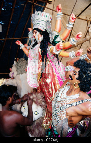 Fare Durga statua per Durga Pooja festival ; calcutta ; kolkata ; bengala occidentale ; india ; asia Foto Stock