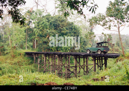 AAD 84550 : Safari auto sul ponte di legno nel Parco Nazionale di Kaziranga Assam India Foto Stock