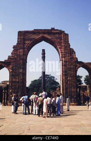 Qutub Qutb Kutub Qtab Qutab Minar Gupta pilastro di ferro Delhi India Foto Stock