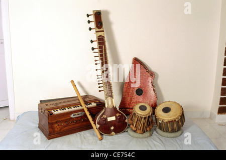 Il Tabla Dugga harmonium flauto di bambù svaramandal classica indiana strumenti musicali india Foto Stock