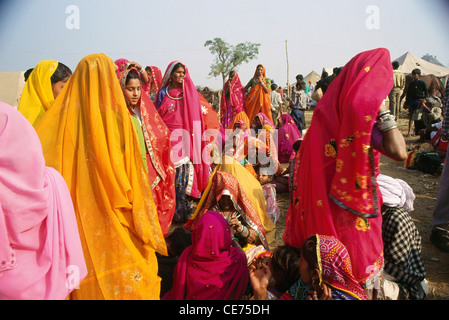 RSC 82277 : indian donne rurali in colorate sarees fiera di Pushkar Rajasthan in India Foto Stock