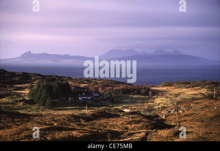 Il paesaggio della penisola a Ardnamurchan, Scozia occidentale, con le isole di Rum, Eigg e Muck e canna, nella distanza. Foto Stock