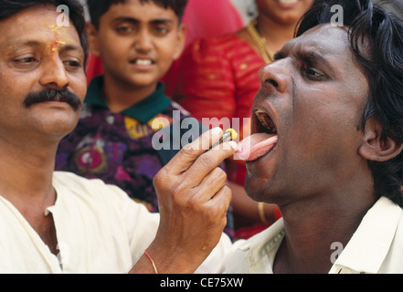 Cura del pesce indiano ; pesce ingulente con medicina ; India ; Asia Foto Stock