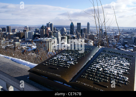 Vista sullo skyline di Montreal in inverno da Mount Royal Park. Foto Stock