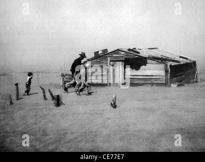 DEPRESSIONE AGRICOLA AMERICANA Dustbowl condizioni su terreni agricoli in Cimarron County Oklahoma, aprile 1936. Foto Stock