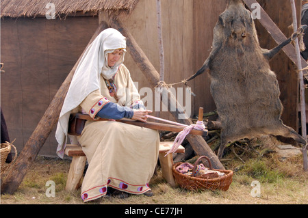 Viking donna lavoratrice prese durante i due giorni del festival a Amlwch Anglesey North Wales UK Sir Fon Foto Stock