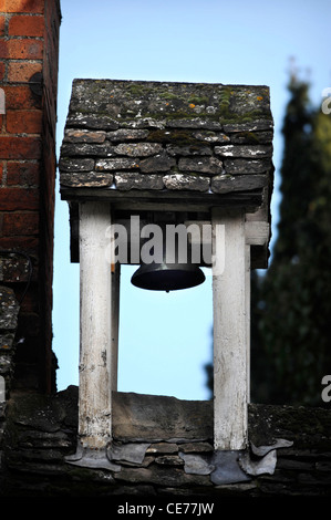 Una torre campanaria sopra la vecchia stazione dei vigili del fuoco in Lechlade-on-Thames, GLOUCESTERSHIRE REGNO UNITO Foto Stock