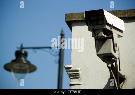 Videocamera di sicurezza nella borough di Lambeth, ricordando le persone a essere vigili e attenti Foto Stock