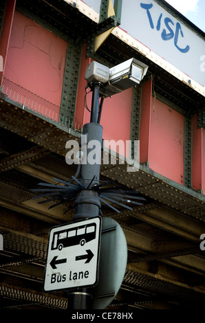 Videocamera di sicurezza nella borough di Lambeth, ricordando le persone a essere vigili e attenti Foto Stock