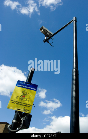 Videocamera di sicurezza nella borough di Lambeth, prevenzione della criminalità consigli, tenere il telefono cellulare al di fuori della vista quando non in uso Foto Stock