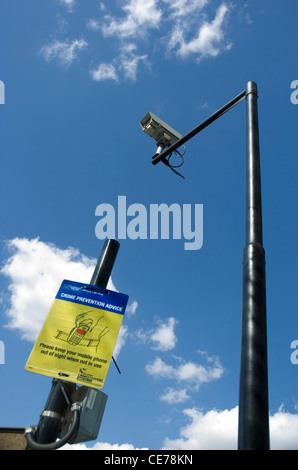 Una telecamera di sicurezza della City of London borough di Lambeth, ricordando le persone a essere vigili e attenti più segno di polizia Foto Stock