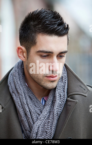 Modello maschile che colpisce una posa in ambiente urbano, a Leeds, West Yorkshire, Inghilterra Foto Stock