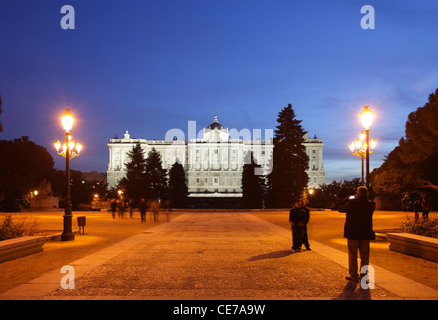 Palazzo Reale visto da Giardini Sabatini, Madrid, Spagna Foto Stock