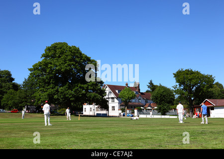 Partita di Cricket in progress , mano e scettro hotel in sfondo , Southborough comune , vicino a Tunbridge Wells , Kent , Inghilterra Foto Stock