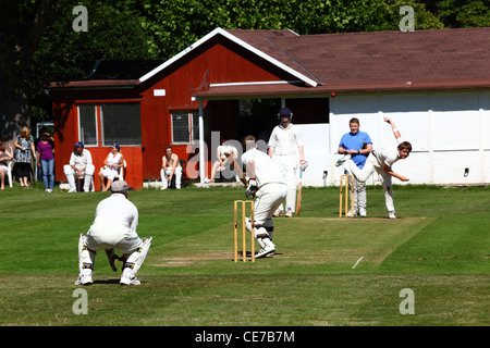 Partita di Cricket in progress , Southborough comune , vicino a Tunbridge Wells , Kent , Inghilterra Foto Stock