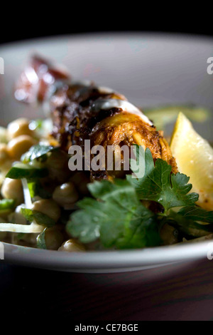 SPICED tigre gigantesca insalata di gamberi con yogurt e salsa di cetriolo Foto Stock