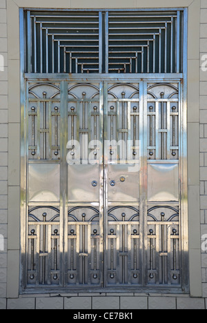 Porta doppia in metallo lucido in stile decorativo misto. Foto Stock