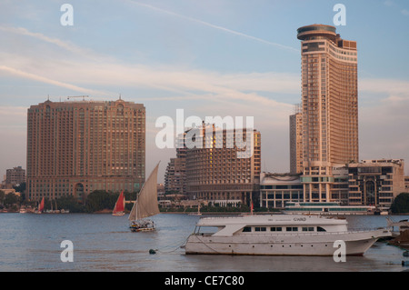 Guardando ad est attraverso il Nilo al Grand Hyatt Hotel, dall Isola di Gezira Foto Stock