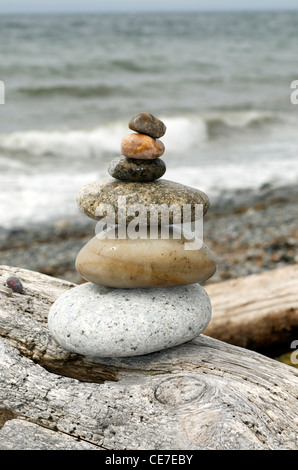 Equilibrato spiaggia spiaggia di roccia Foto Stock