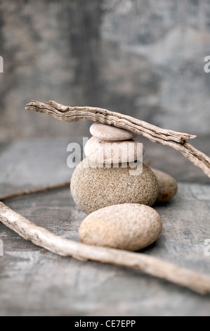 Bastoni e pietre in un tono neutro ambiente di studio. Foto Stock