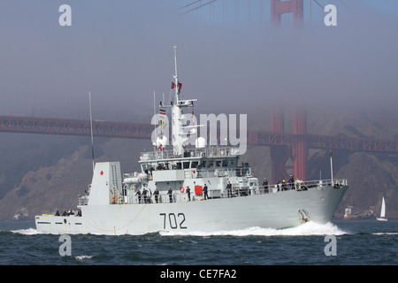 Royal Canadian Navy Kingston-class di difesa costiera HMCS nave Nanaimo (MM 702) passa attraverso il Golden Gate Foto Stock