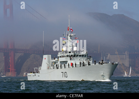 Royal Canadian Navy Kingston-class di difesa costiera HMCS nave Brandon (MM 710) passa attraverso il Golden Gate Foto Stock