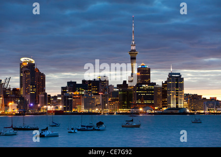 Lo skyline della citta' al tramonto, visto da di Devonport, Auckland, Isola del nord, Nuova Zelanda Foto Stock