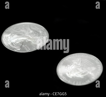 American Eagle silver dollar coin su nero Foto Stock