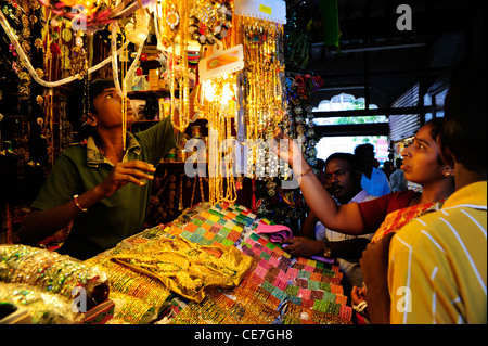 Bracciali e collane in stallo il mercato Devaraja a Mysore, Karnataka, India. Foto Stock