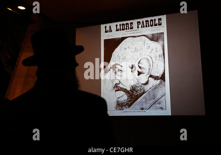 Un ebreo haredi guarda un film di propaganda nazista antisemita a Yad Vashem, il World Holocaust Remembrance Center, a Gerusalemme, Israele, in commemorazione dei 6 milioni di vittime ebree uccise dai nazisti durante la seconda guerra mondiale Foto Stock