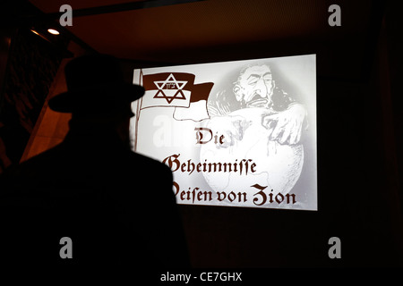 Un ebreo haredi guarda un film di propaganda nazista antisemita a Yad Vashem, il World Holocaust Remembrance Center, a Gerusalemme, Israele, in commemorazione dei 6 milioni di vittime ebree uccise dai nazisti durante la seconda guerra mondiale Foto Stock