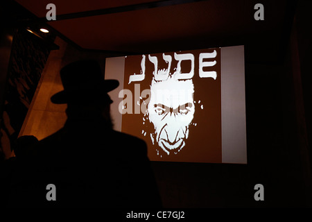 Un ebreo haredi guarda un film di propaganda nazista antisemita a Yad Vashem, il World Holocaust Remembrance Center, a Gerusalemme, Israele, in commemorazione dei 6 milioni di vittime ebree uccise dai nazisti durante la seconda guerra mondiale Foto Stock