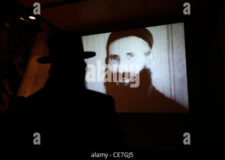 Un ebreo haredi guarda un film di propaganda nazista antisemita a Yad Vashem, il World Holocaust Remembrance Center, a Gerusalemme, Israele, in commemorazione dei 6 milioni di vittime ebree uccise dai nazisti durante la seconda guerra mondiale Foto Stock