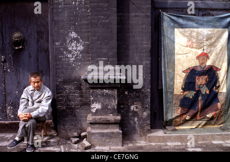 Uomo cinese seduto in un hutong alley nella città di Pechino CINA Foto Stock