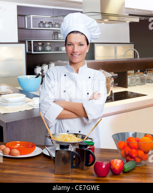 Lo chef donna ritratto con bianco uniforme in cucina Foto Stock