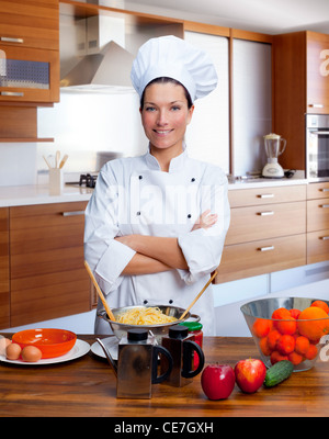 Lo chef donna ritratto con bianco uniforme in cucina Foto Stock