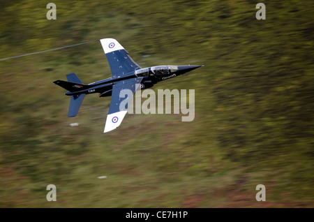 Un Royal Air Force Dassault/Dornier Alpha Jet a basso livello su una bassa formazione di volo volo sulle colline del Galles centrale Foto Stock