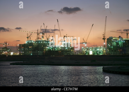 Notte Tempo di costruzione durante il boom edilizio in Dubai. Foto Stock